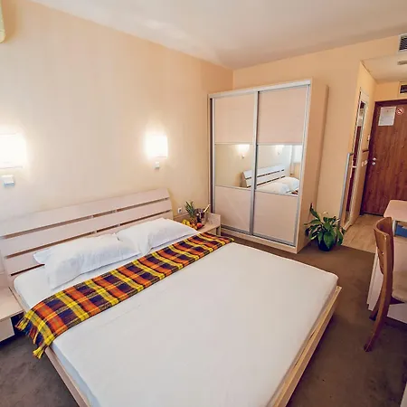 格兰伊万家庭酒店 3*